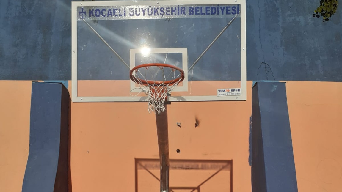Kocaeli Büyükşehir Belediyesi tarafından okulumuza basketbol potaları yapıldı.